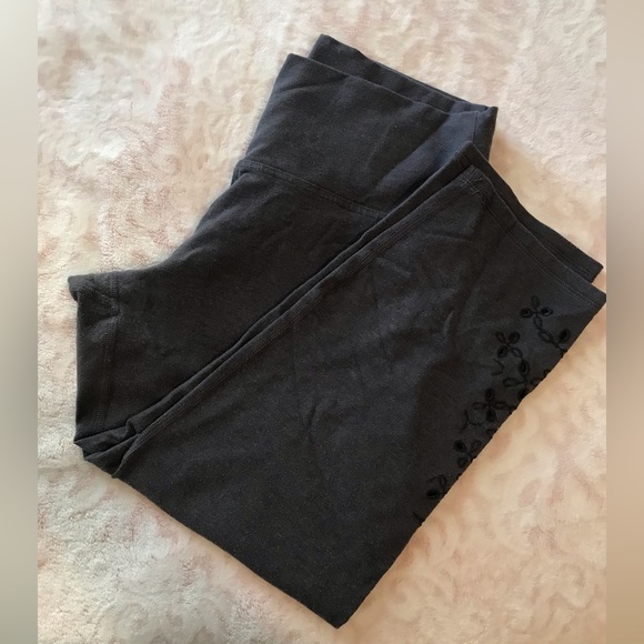 Cute Symmetrically Designed Capri Leggings - Picture 1 of 4